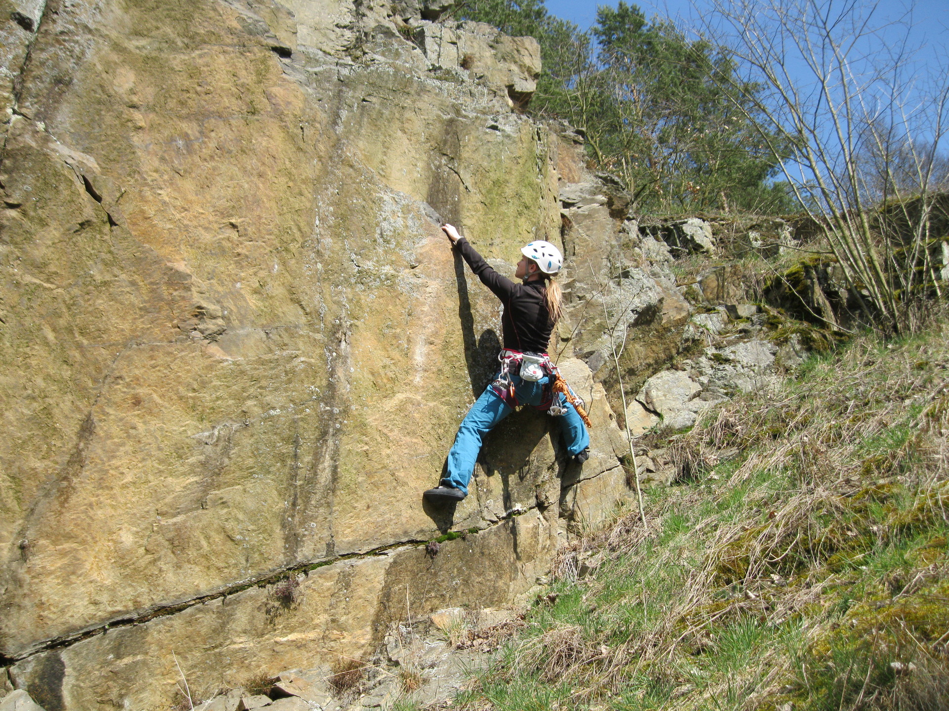 Spojený sněhový límec pod rozepnutým předním zipem