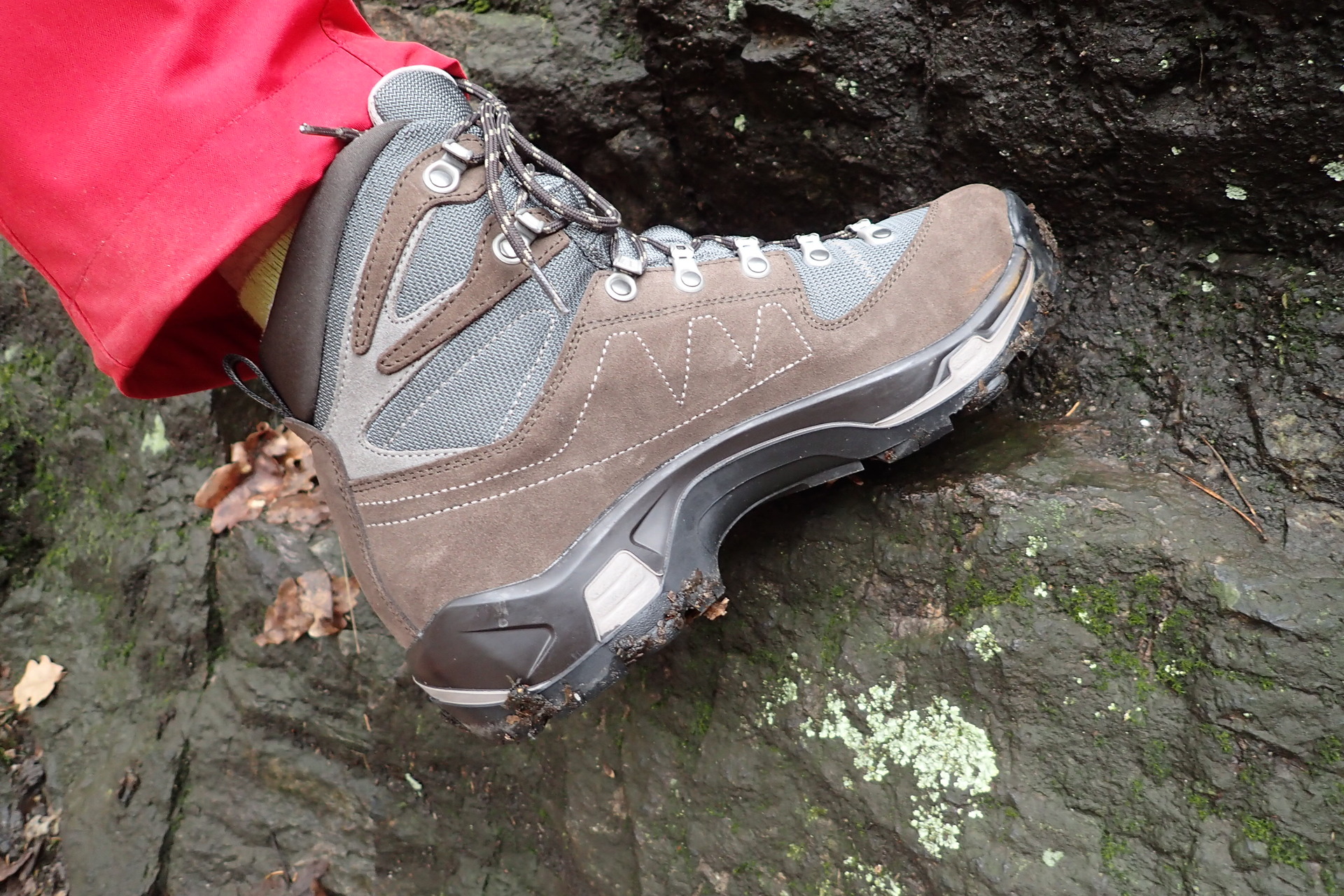 Pohled na vnotřní stranu boty. Zřetelná je masivnost podešve.