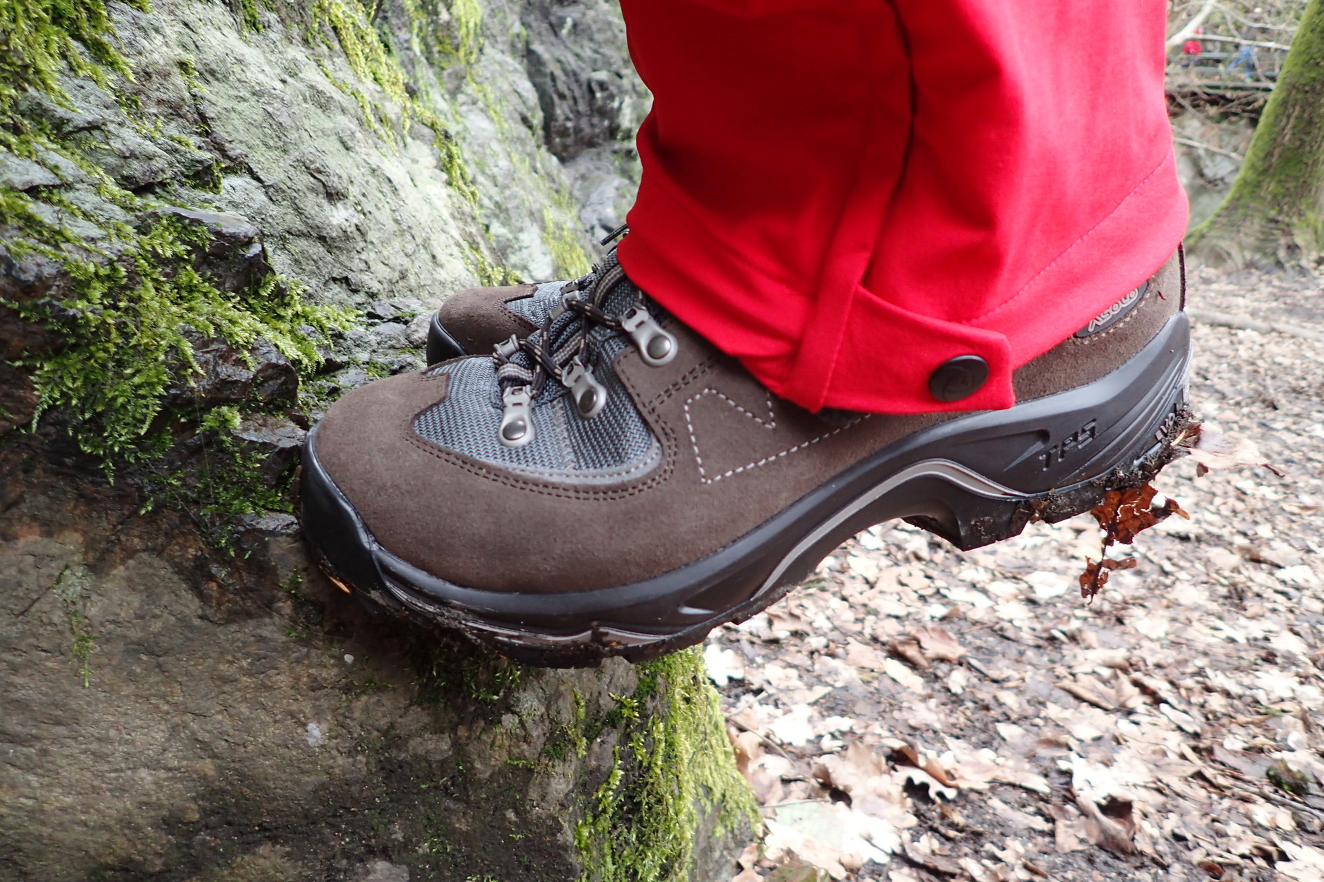 Zkouška tuhosti celé boty na skalním stupu ferraty Vodní brána u Semil.
