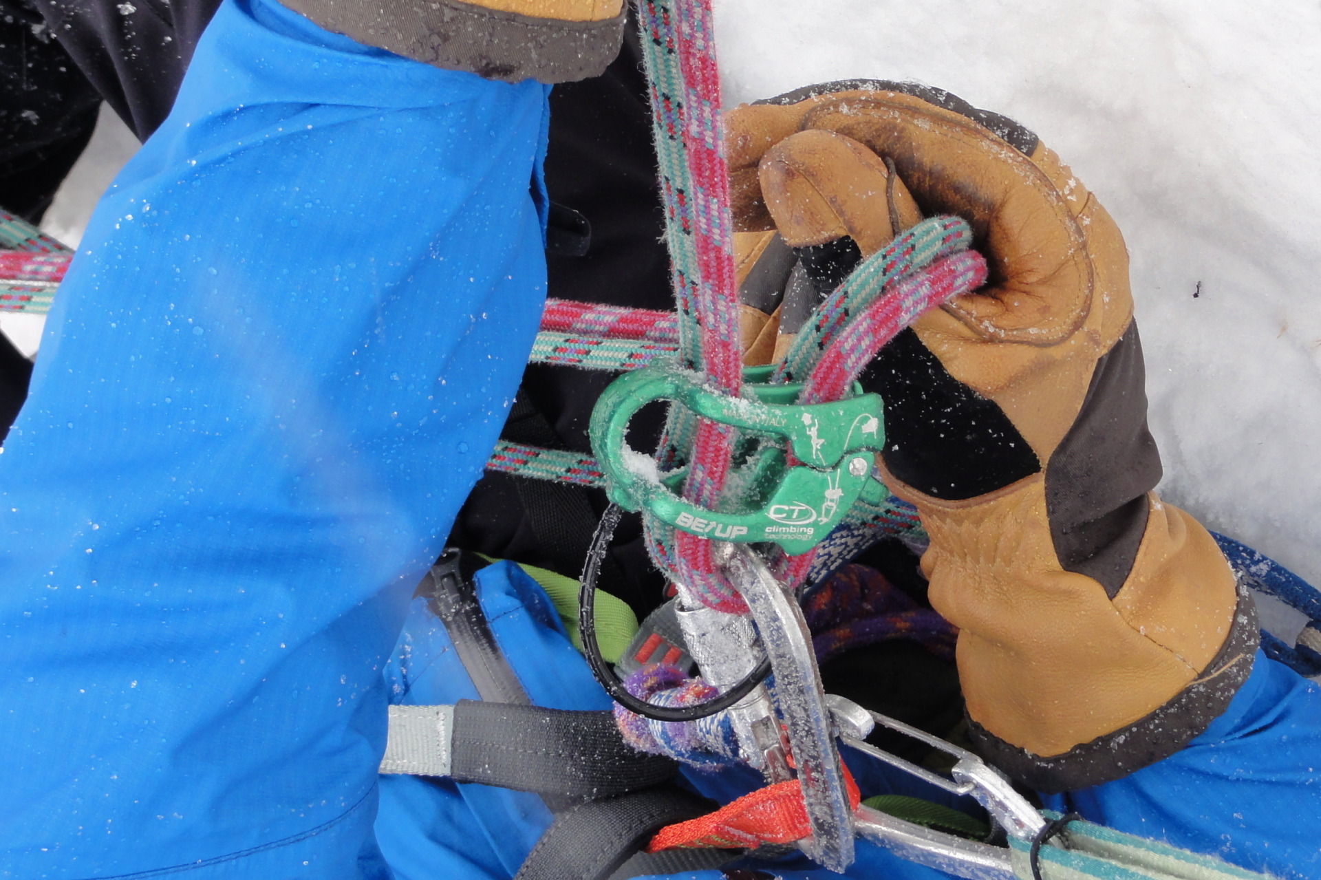 ani manipulace v rukavicích není s jistítkem problém