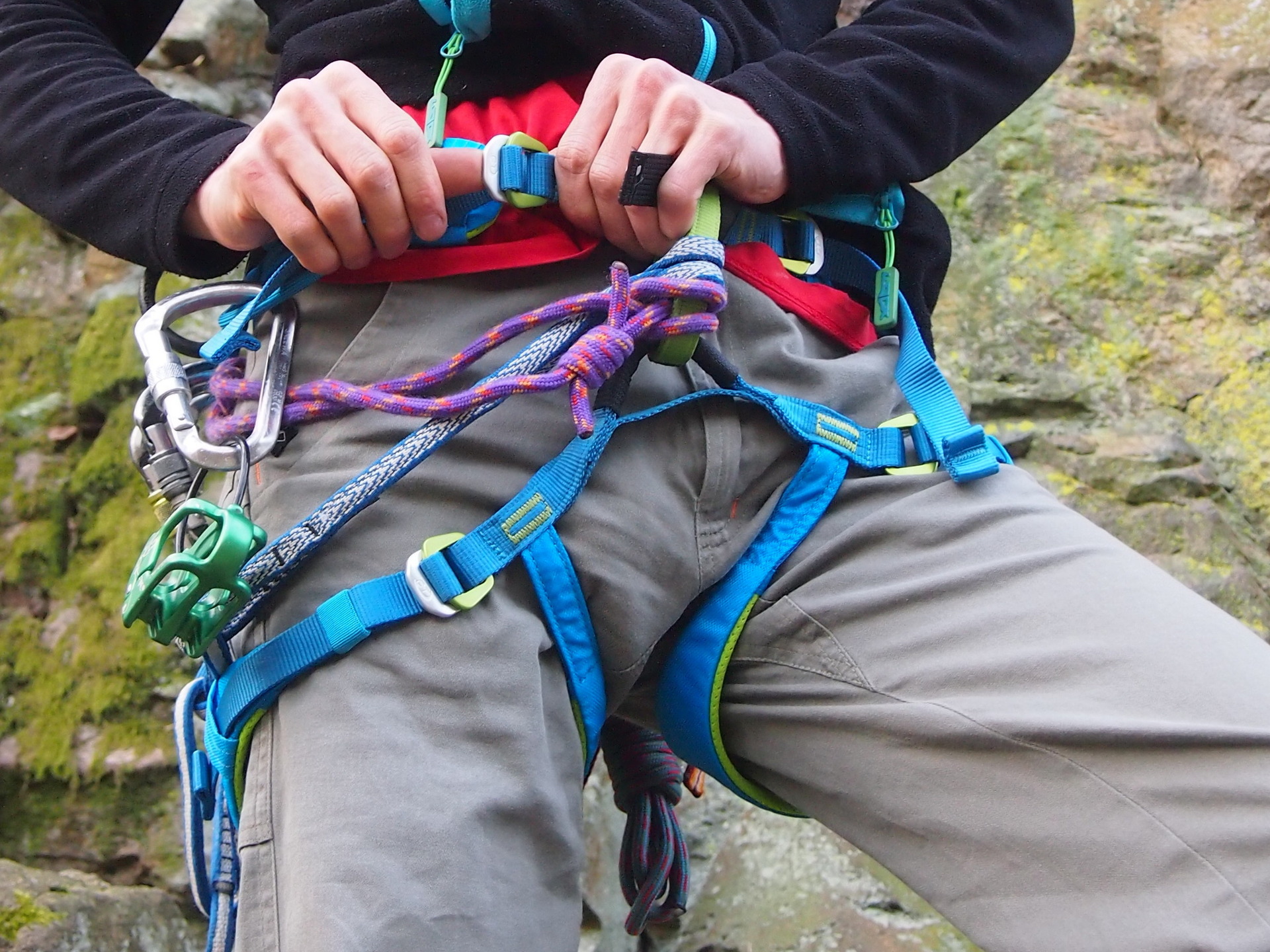 sedák Wall má celkem 4 kovové přezky