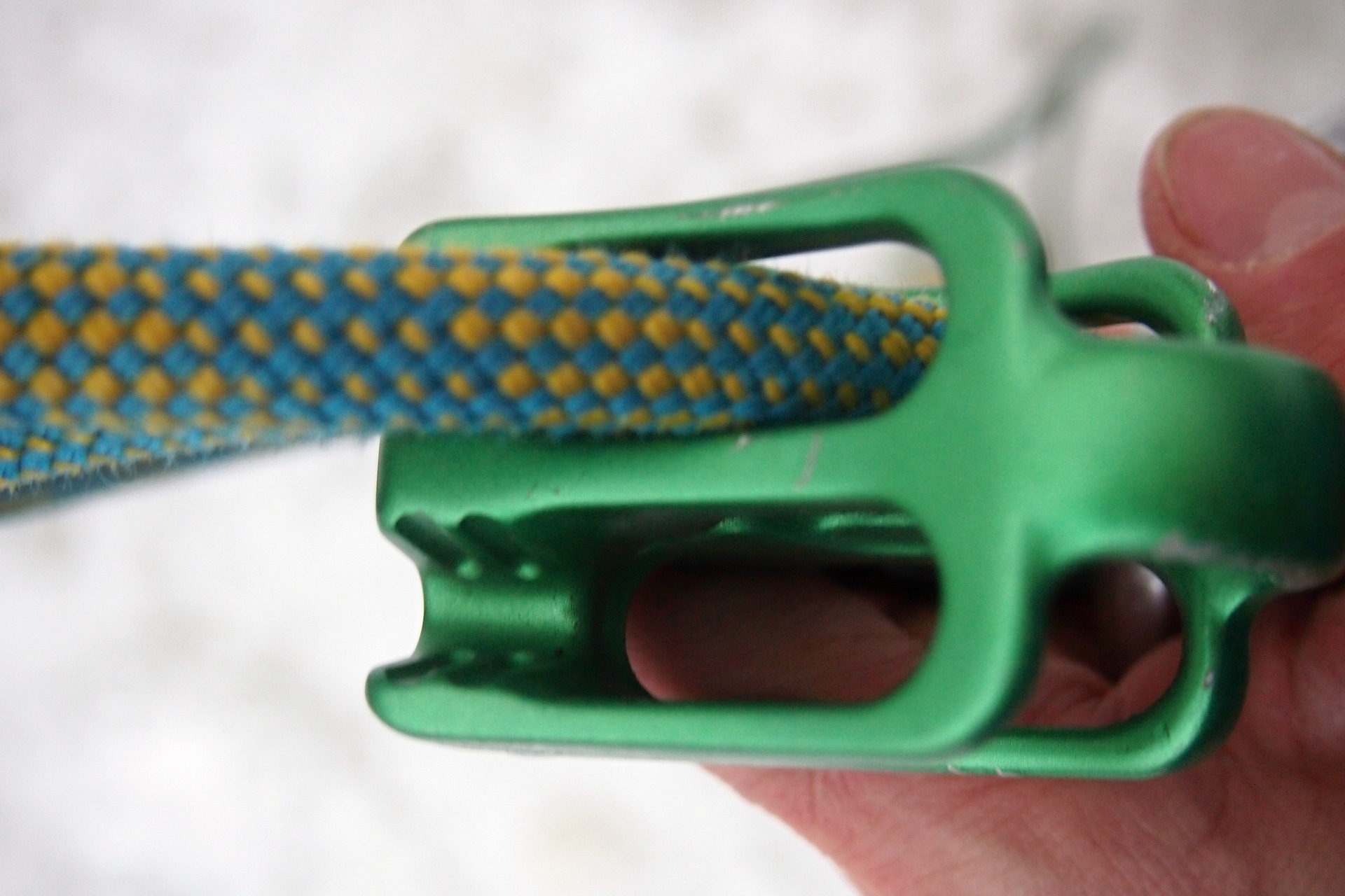 detail brzdících drážek ve tvaru písmene ,,U''