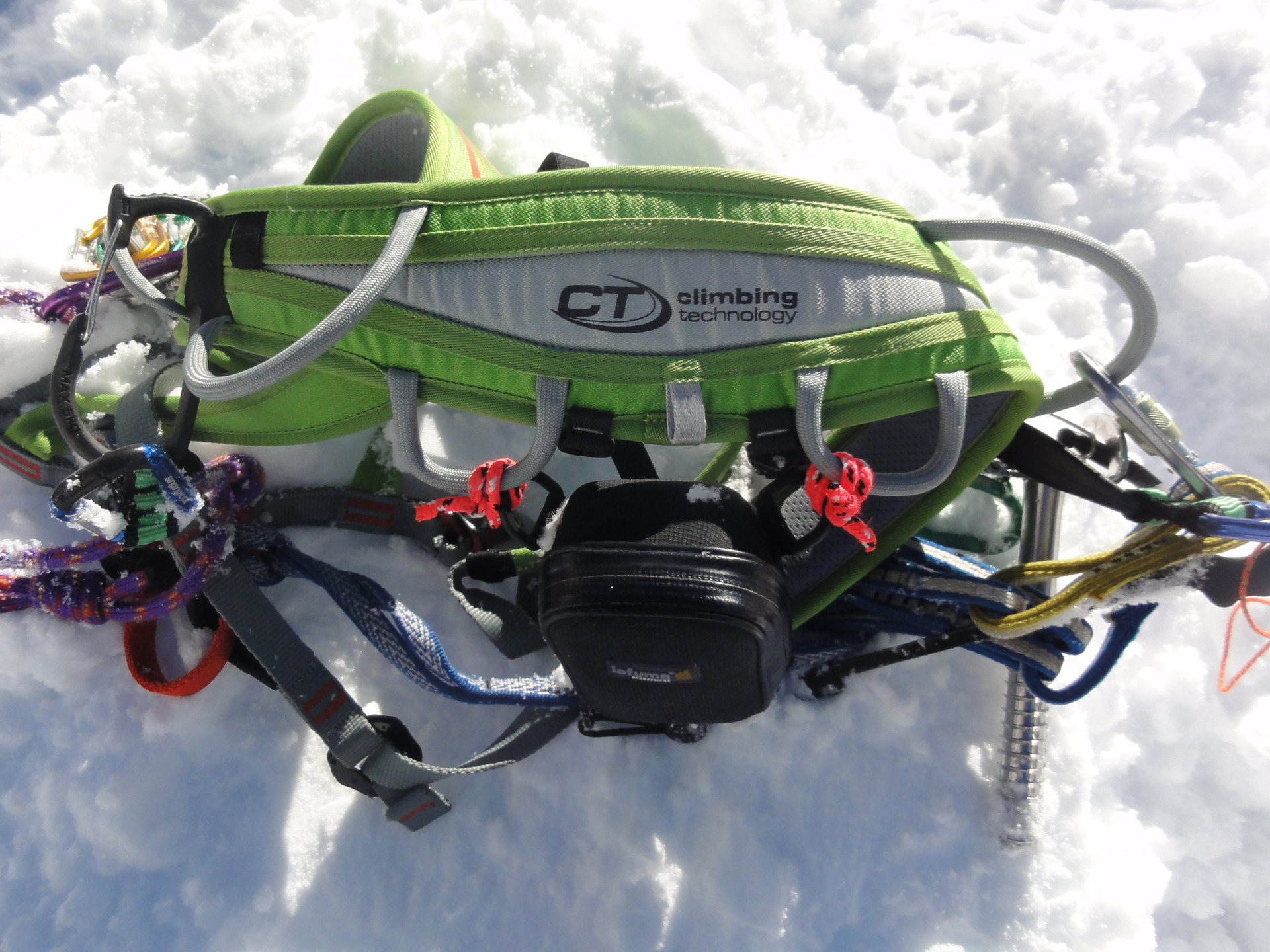 sedák Ascent - detail zpevňujícího prošití pásu