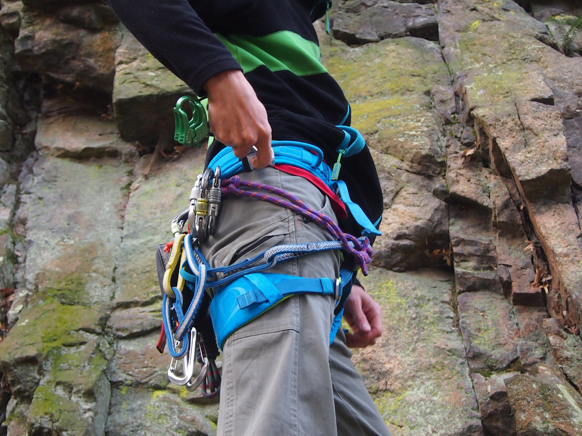 sedák Wall  - materiálová poutka jsou dobře tvarovaná