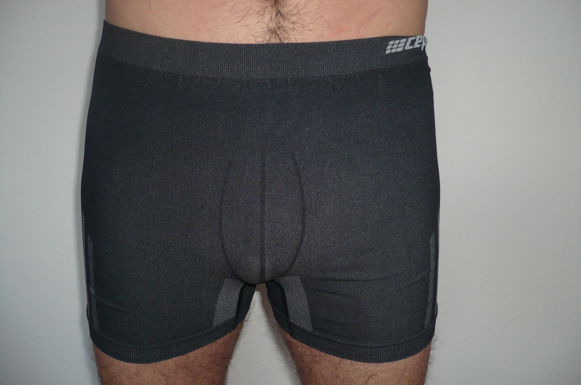 Zepředu na postavě