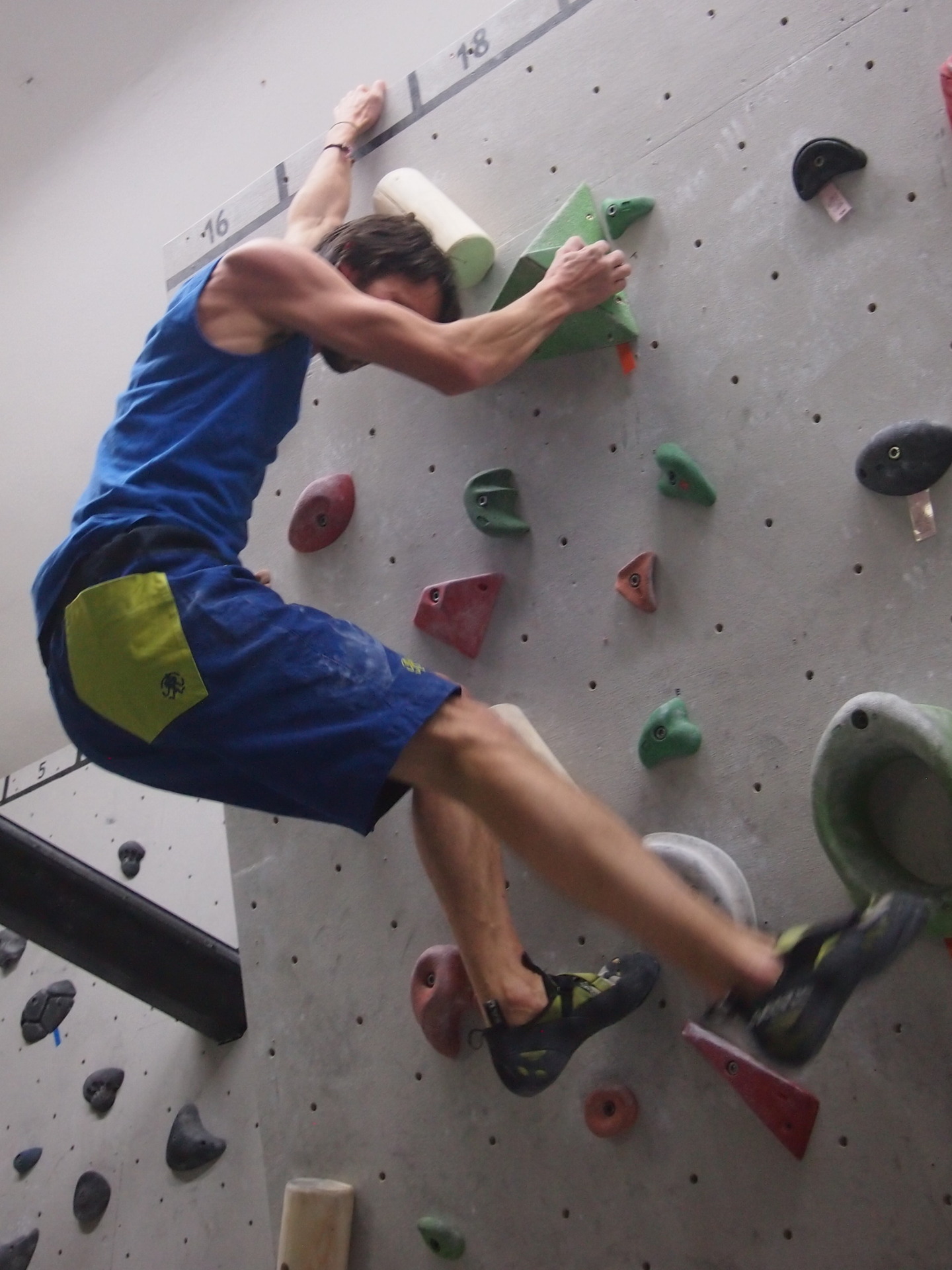 velká kapsa v kontrastní barvě