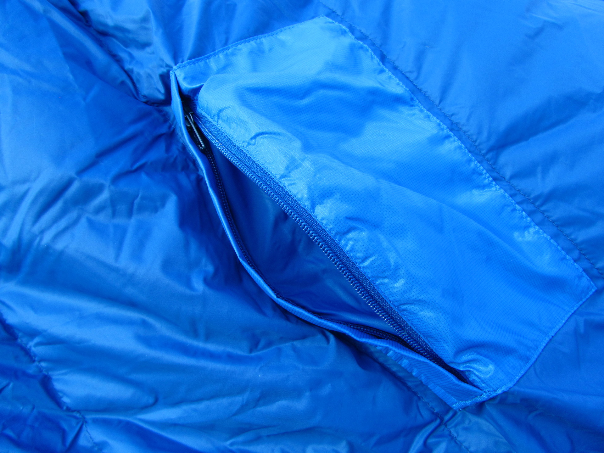 Krytý zip na vnitřní kapsičce ve spacáku prakticky nejde cítit.