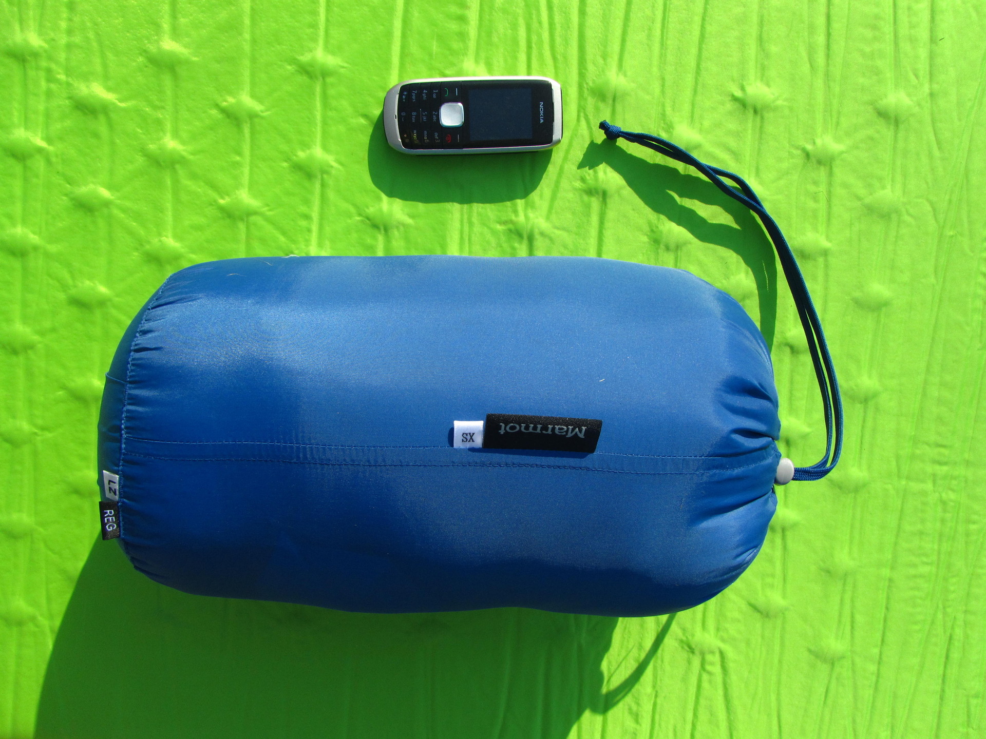 Složený spacák má rozměry (33x18x18)cm.