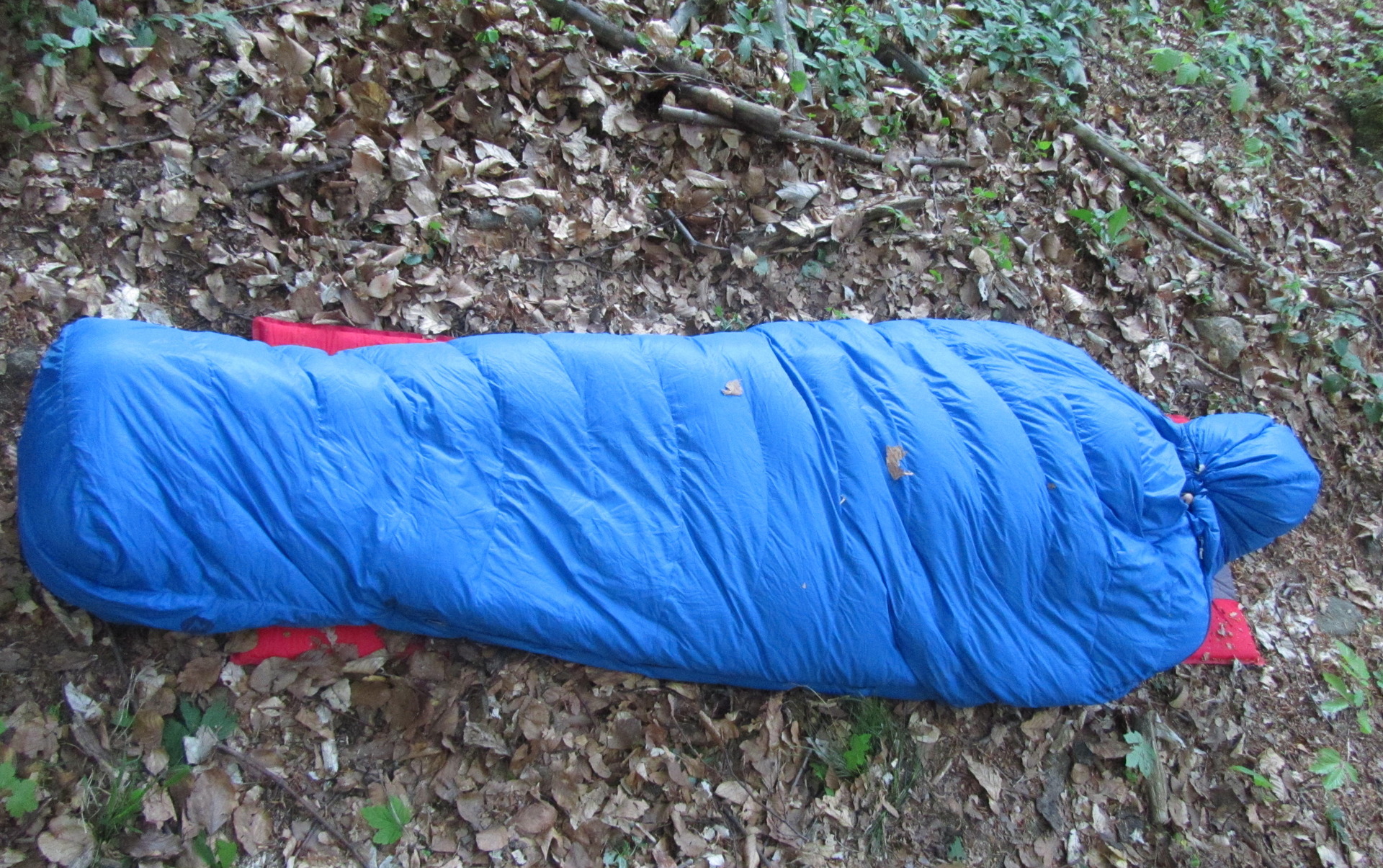 Plně zapnutý a stažený spacák.