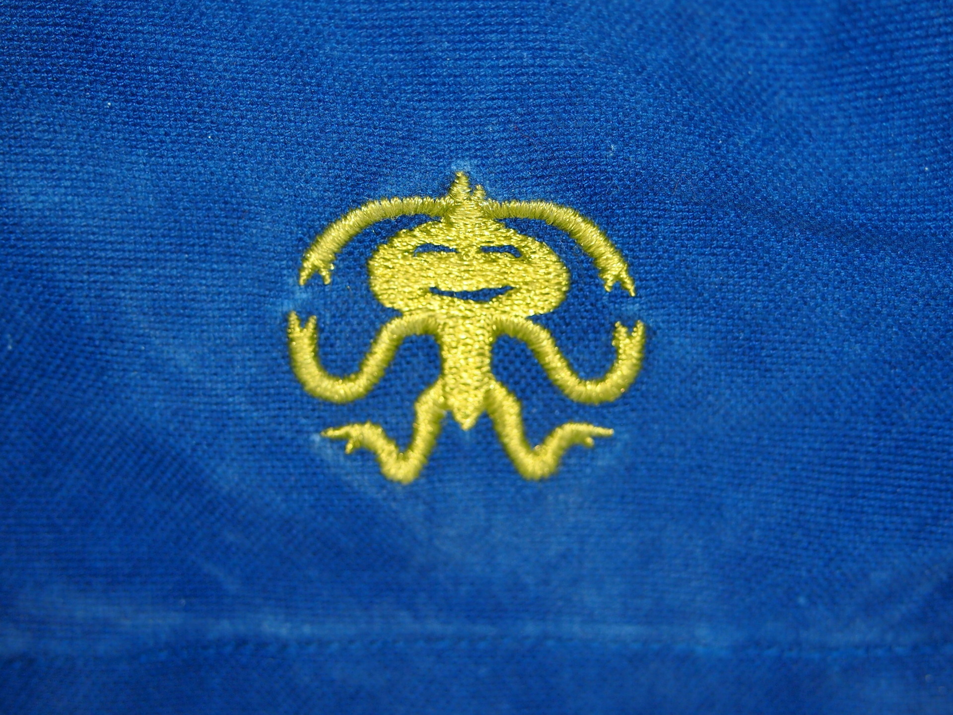 vyšité logo na stehně vyšité logo na stehně