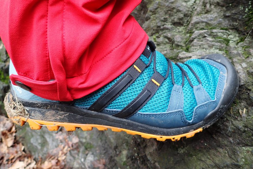 adidas SOLO si dobře rozumí se skálou a s lezeckým pohybem.