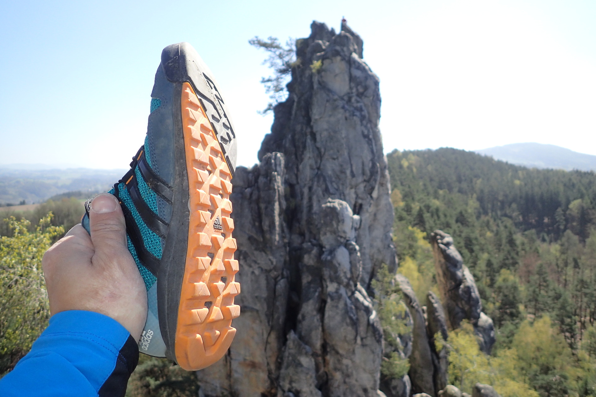 Výrazná oranžová podrážka a veliká lezecká zona.