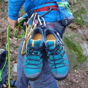 Boty se dají zavěsit v pohodě na sedák. A použít na sestup nebo na další výstup.