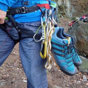 Příznivá hmotnost dělá z obuvi adidas SOLO minimalistickou botu na skaly a do hor.
