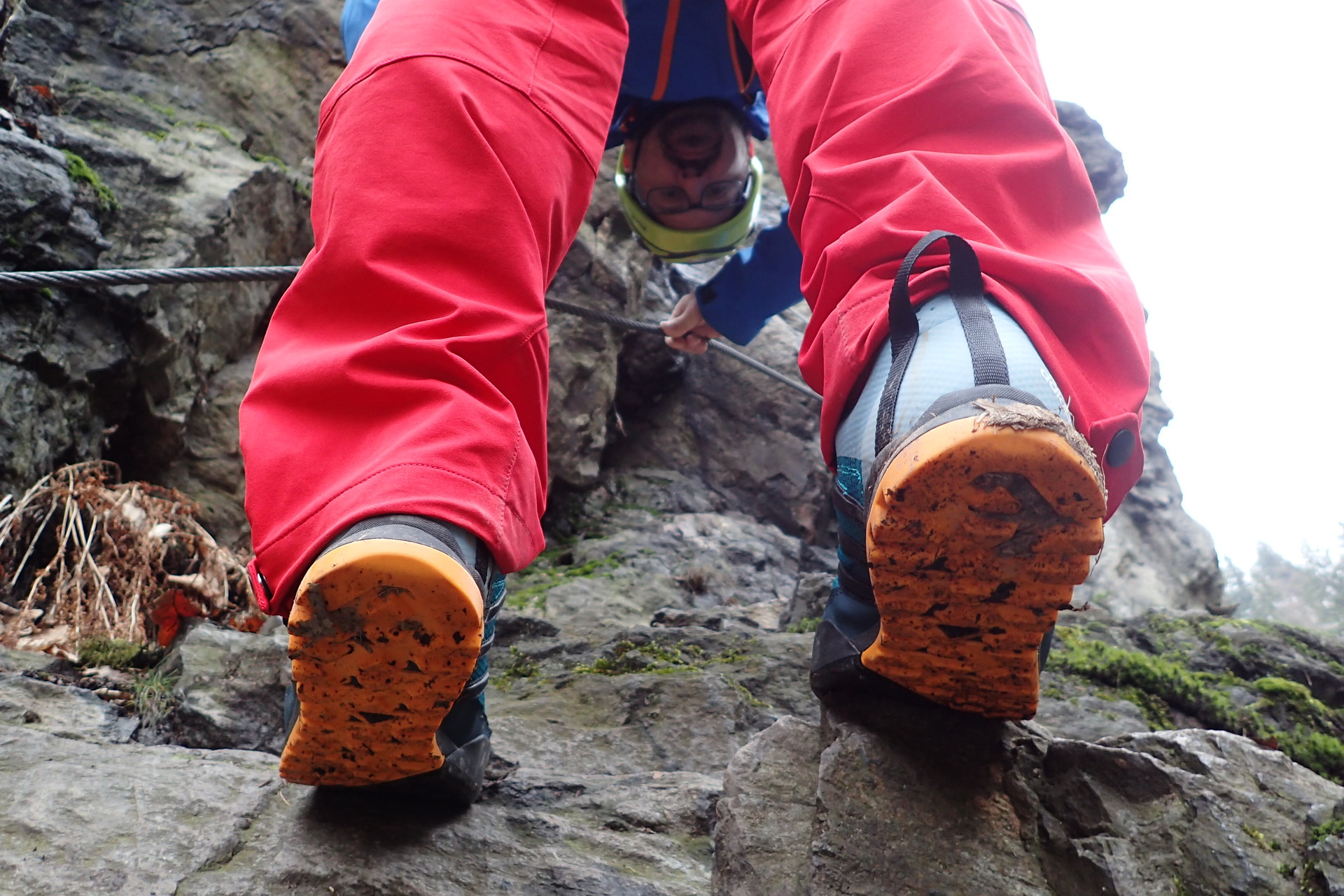 Výrazná oranžová barva. Jasné je, že se vzorek jen velmi těžko zanáší.