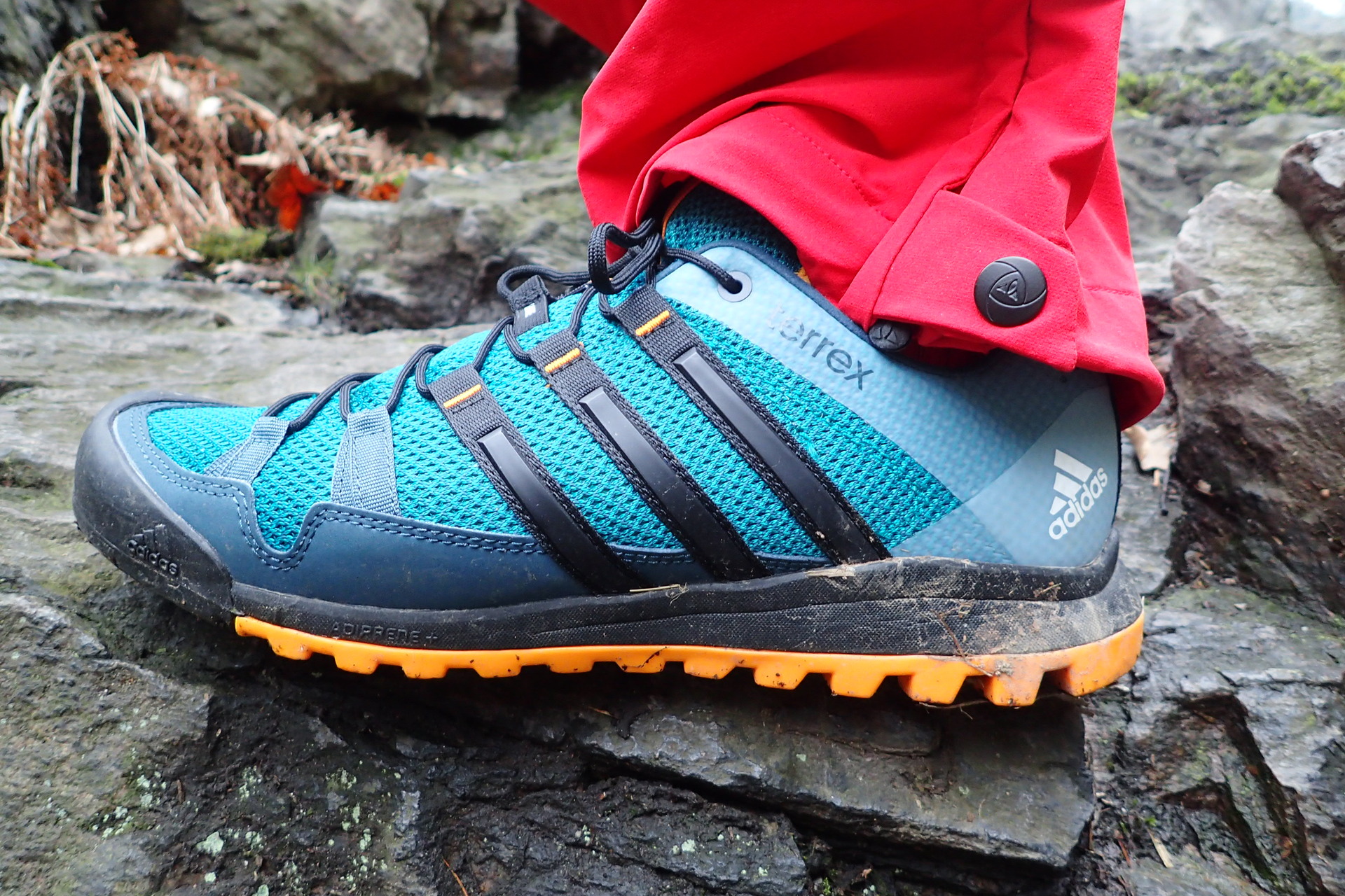 Utažení boty pomocí 5 párů textilních poutek a jednoho páru kovových oček.