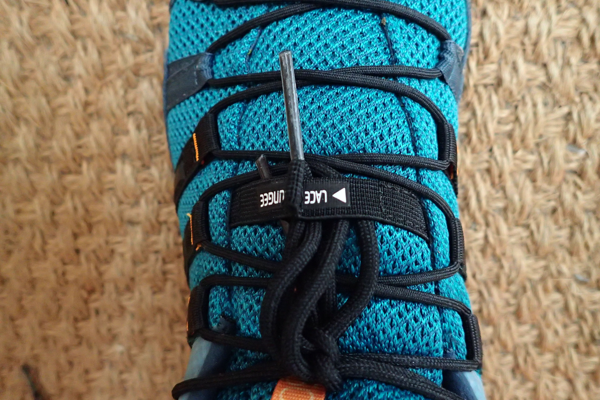 Gumička s označením LACE BUNGEE slouží k založení volných konců tkaniček.