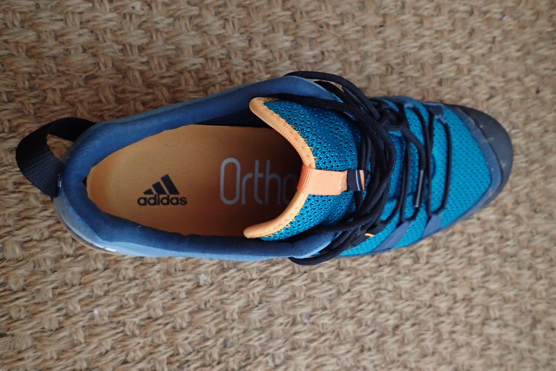 adidas SOLO připraven k nazutí. Patrná je vložka OrthoLite® a způsob šněrování.