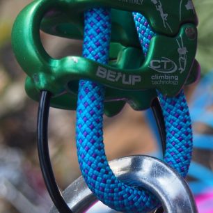 Na jistítku jsou dobře viditelné symboly, jak ho používat.