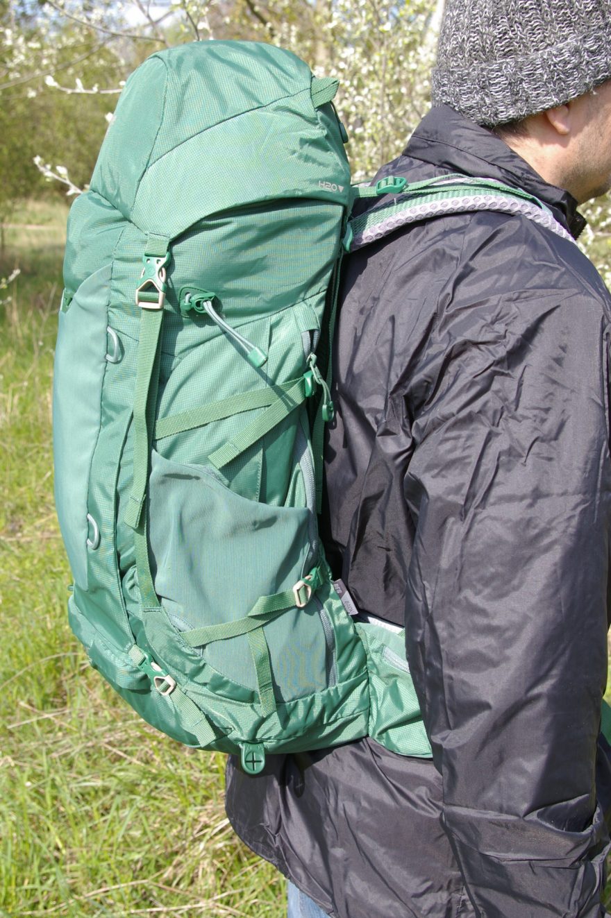 Pohled na batoh Lowe Alpine AirZone Trek+ 45:55 z pravé strany.