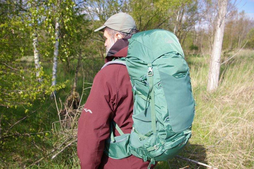 Takhle sedí na zádech batoh Lowe Alpine AirZone Trek+ 45:55.