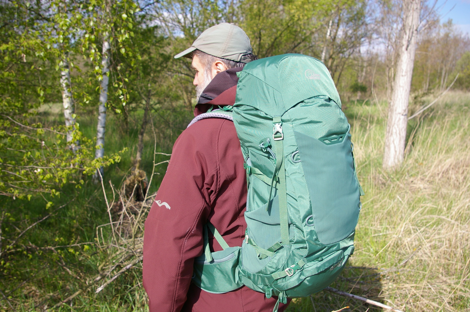 Takhle sedí na zádech batoh Lowe Alpine AirZone Trek+ 45:55.