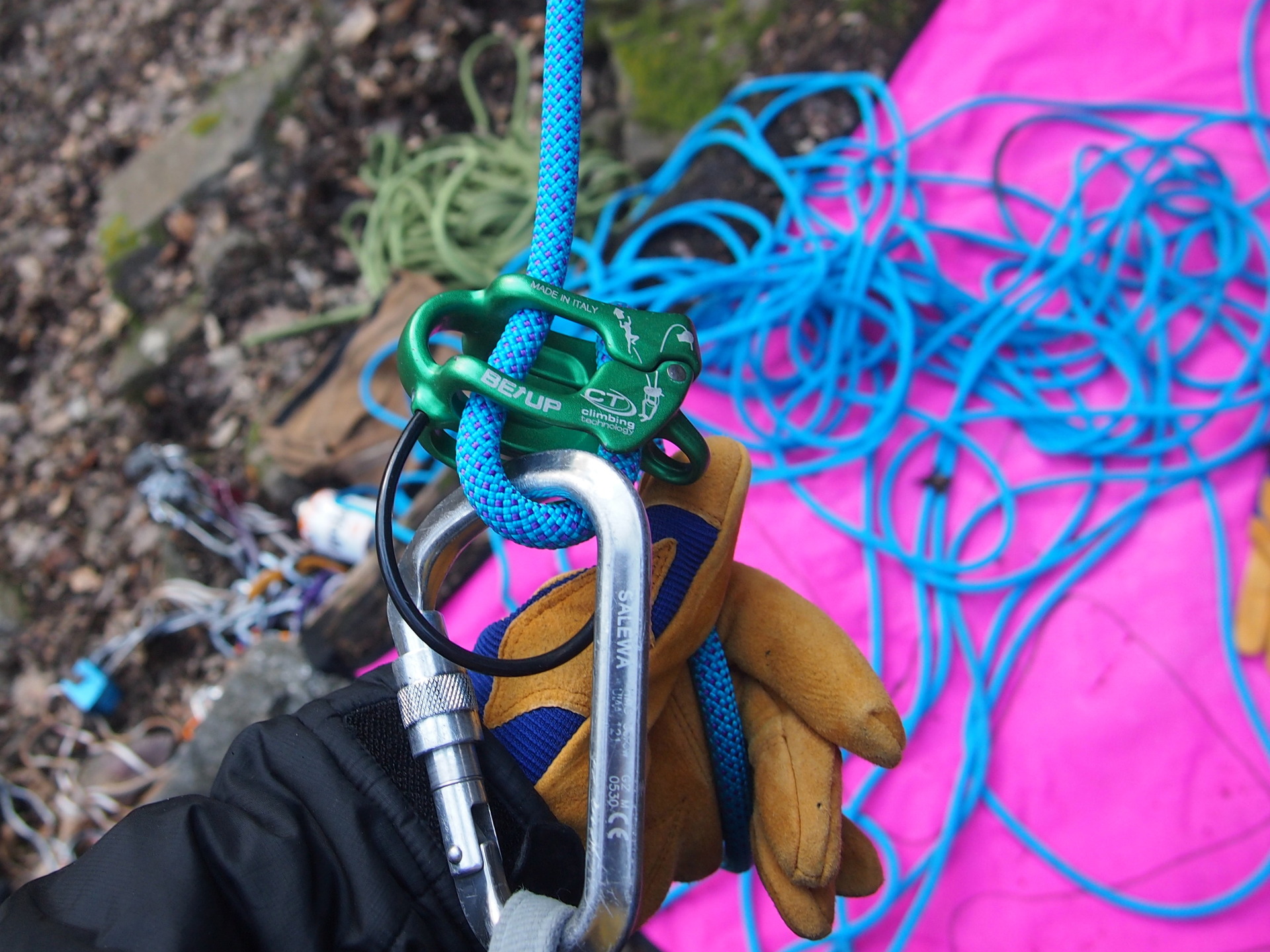 Manipulace s lanem v rukavicích.