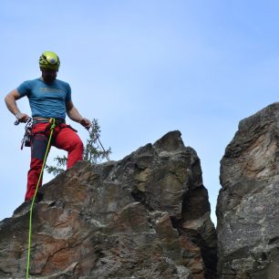Testování kalhot i při lezení na skalách.