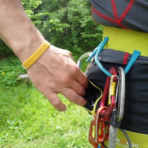 Kapsa je na pravé straně kalhot a vstup je do ní pravou rukou na backhand.