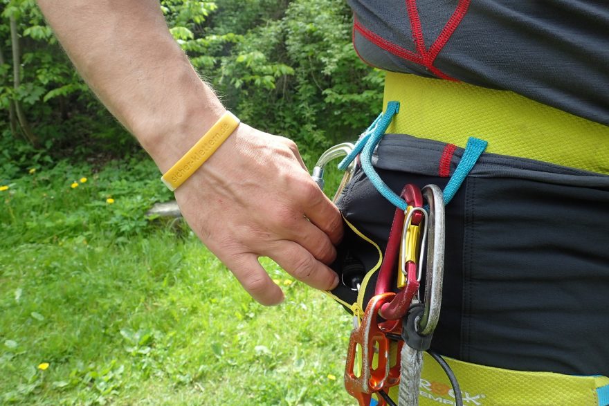 Kapsa je na pravé straně kalhot a vstup je do ní pravou rukou na backhand.