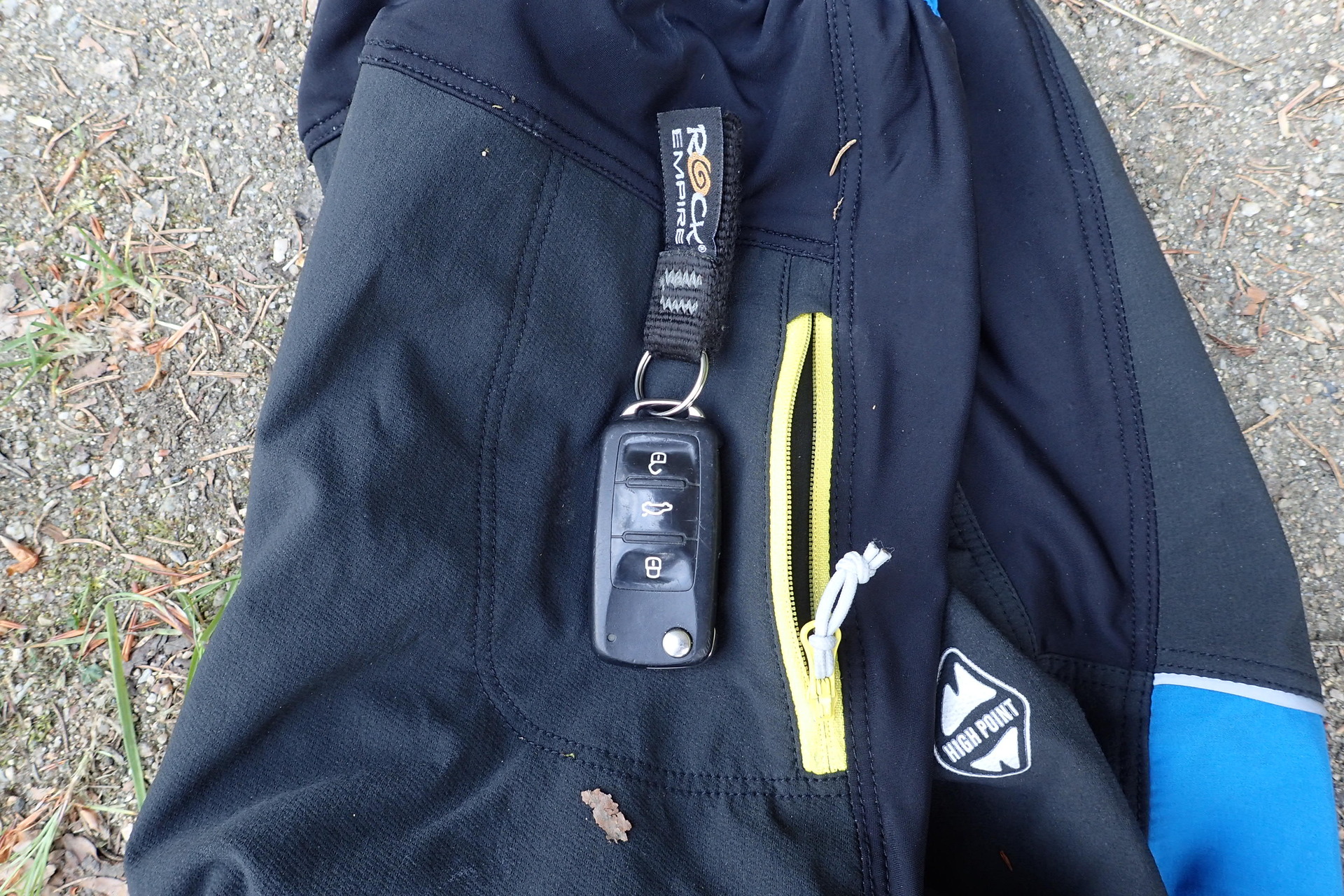 Kapsa vs. klíče od auta. Kapsa vs. klíče od auta.