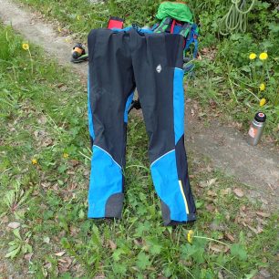 Pevnější látka na stehnech končí až pod koleny.