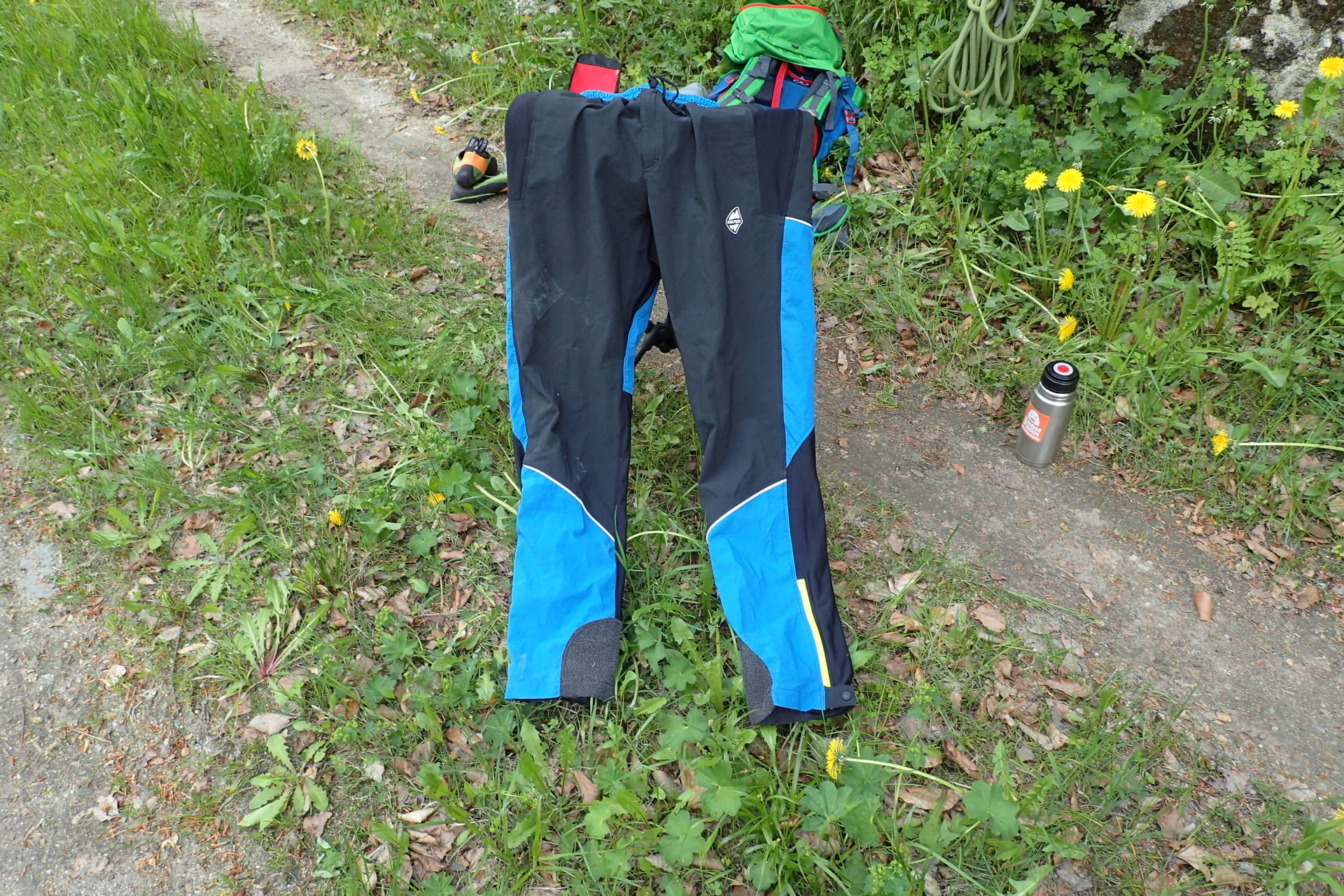 Pevnější látka na stehnech končí až pod koleny.