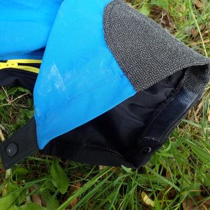 Protiskluzový pásek na vnitřní straně nohavic.