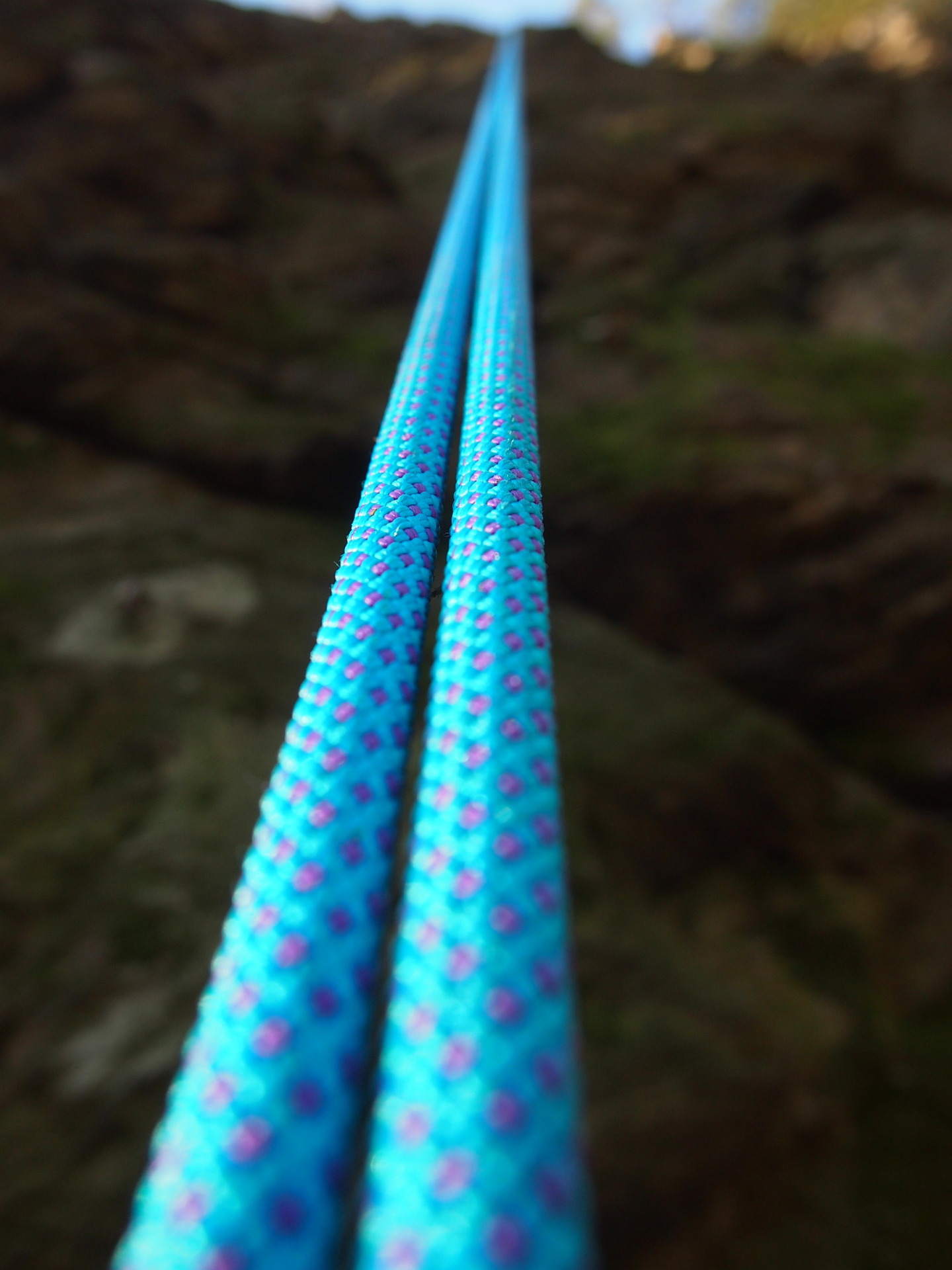 Slaňování na takto tenkém laně raději jen na dvou pramenech.