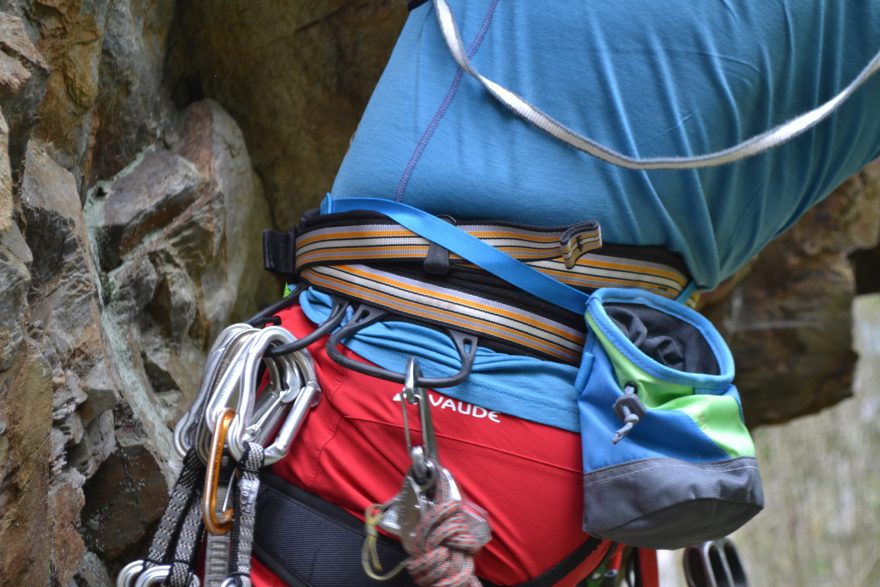 Logo VAUDE na levém boku. Kalhoty díky použití elastických materiálů nikde kalhoty netáhnou.