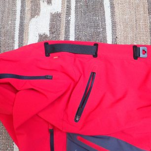 Opasek je zakomponován do pasu kalhot.