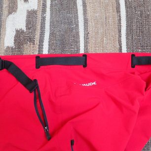 Detail na levou stranu pasu.