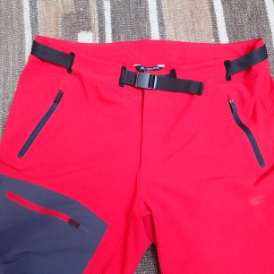 Rozmístění kapes včetně velké na levém stehně.