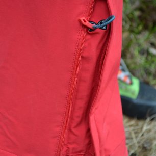 Otevřený zip s vloženým klínem na nohavici.