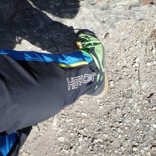 Výrazné logo HIGH POINT na pravé nohavici.