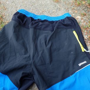 Zadek, elastický pruh a kapsa.