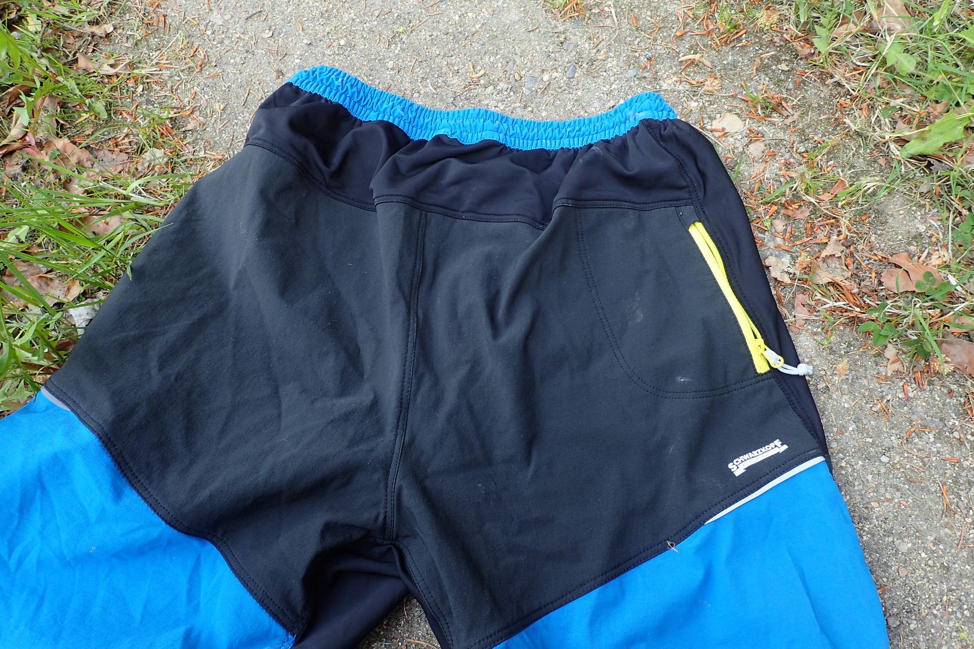 Zadek, elastický pruh a kapsa.