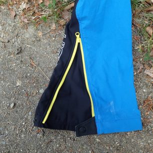 Zakončení nohavice výrazným YKK zipem a drukem.