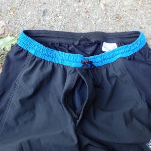 Zip YKK na poklopci je pouze jednocestný.