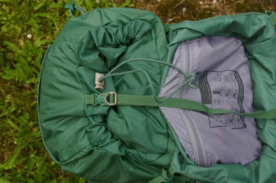 Stažení uzavření batohu středovým popruhem.