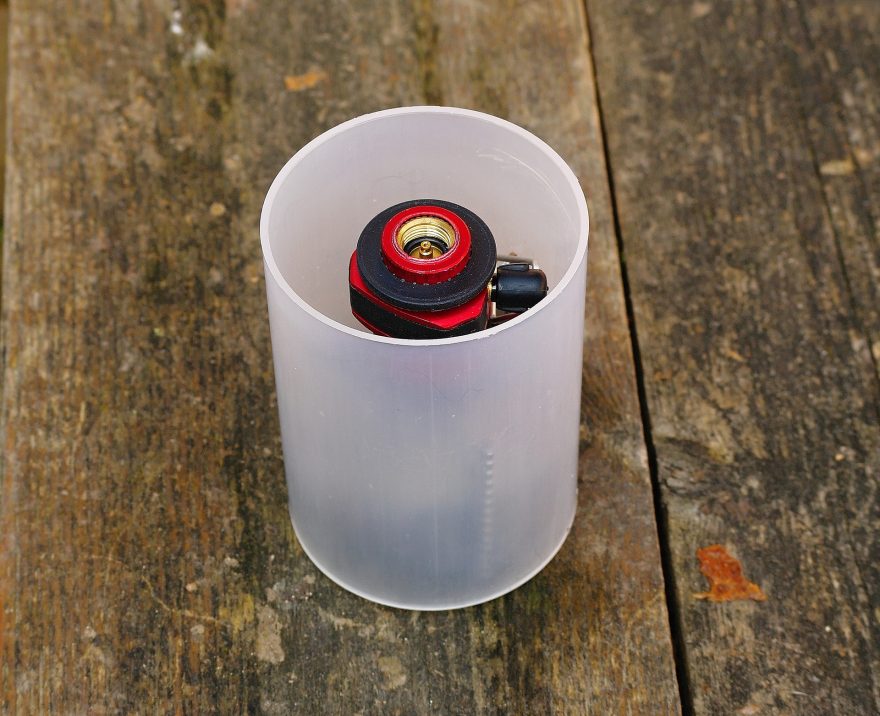 Vařič Coleman FYRESTORM je vložen jednoduše do plastové trubky, která ho bezpečně chrání.