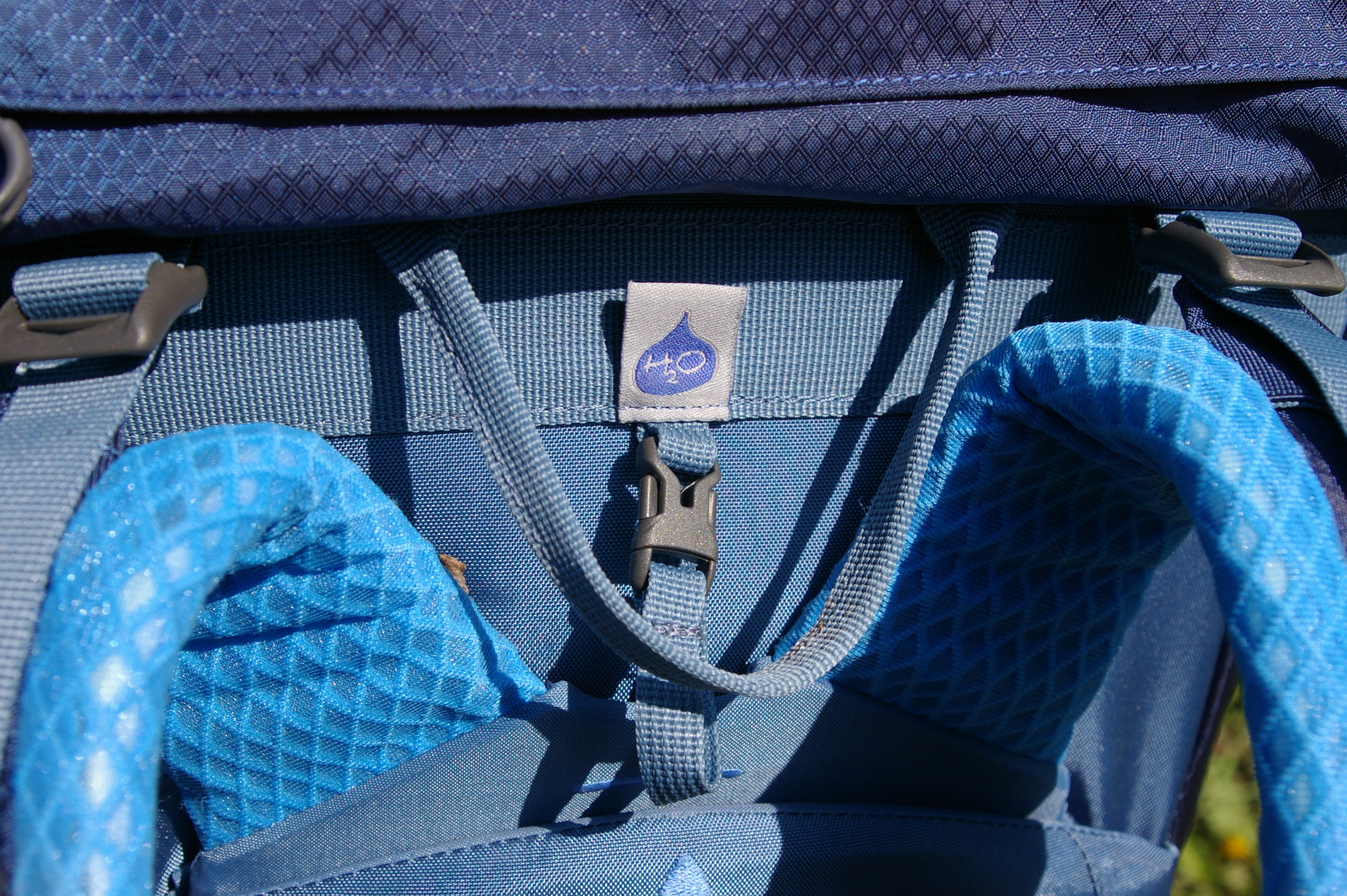 Nosné oko a držák hydratace.