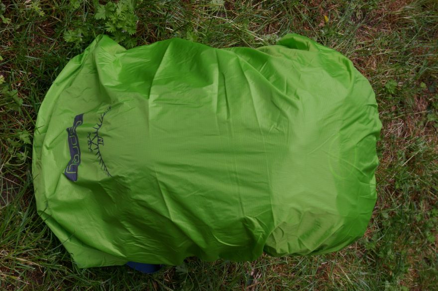 Pláštěnka je dostatečně velká.