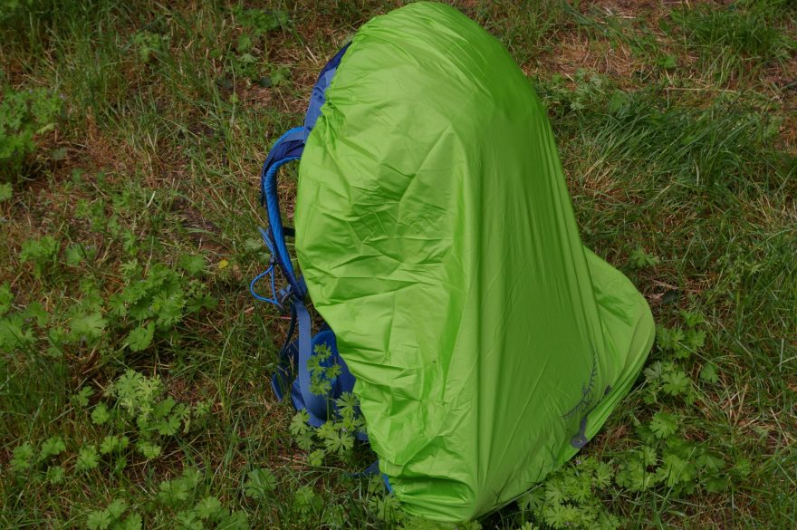 Pláštěnka přes batoh s karimatkou.